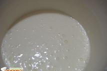 Шаг 3: Взбить сметану с сахаром.