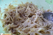 Шаг 1: Картофель и грибы натереть соломкой. …