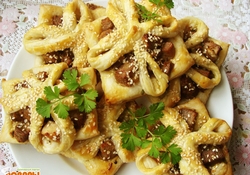 Рецепт: Пирожки из слоеного теста