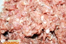 Шаг 2: Для начинки приготовить мясной фарш. …