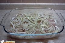 Шаг 2: Лук нарезаем полукольцами, посыпаем нарезанное …