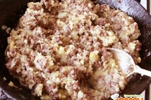 Шаг 1: Сначала готовим фарш. Для этого …