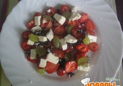 Рецепт: Карпаччо из клубники с виноградом и сыром фета