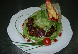 Рецепт: Салат из куриной печени с виноградом