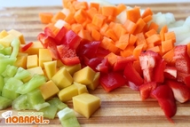 Шаг 1: Нарезаем перец (красный и зеленый), …