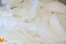 Шаг 1: Лук порежем кольцами или полукольцами