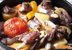 Рецепт: Бараньи ребрышки, запеченные с овощами и фруктами