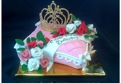 Подушка с диадемой и цветами