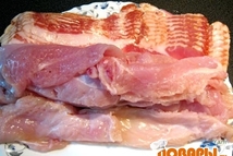 Шаг 2: Нарезаем отбитые кусочки курицы на …