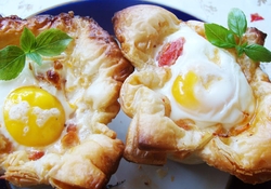 Рецепт: Яичница в слоеном тесте