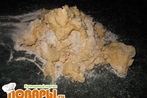 Шаг 5: Всыпать остальную муку, и вымешать …