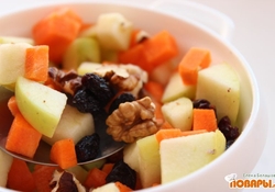 Рецепт: Салат с яблоком, морковью, изюмом и орехами