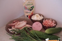 Шаг 1: Предварительно нужно отварить креветки, кальмары …