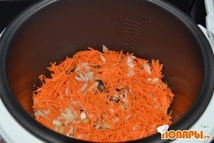 Шаг 1: Морковь и лук чистим. Морковь …