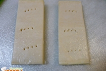 Шаг 1: Тесто нарезать на одинаковые полоски …