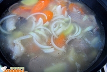 Шаг 4: Достаньте мясо из кастрюли. В …