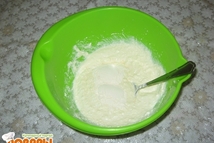 Шаг 4: Добавьте сметану и муку. В …