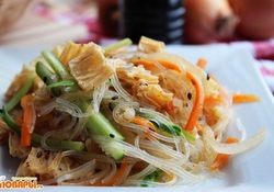 Рецепт: Фунчоза с фучжи и овощами