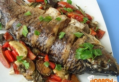 Рыба, запеченная под овощами