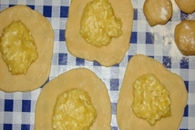 Шаг 9: Раскатываем маленькие лепешки, накладываем начинку.