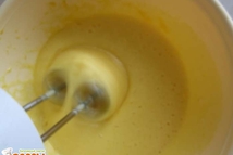 Шаг 2: Делаем бисквитное тесто: взбиваем миксером …