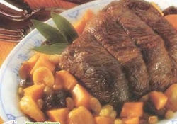 Рецепт: Мясо, запеченное в горшочке с фруктами