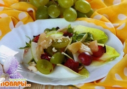 Рецепт: Салат из винограда и яблок по-испански  