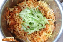 Шаг 1: Натираем морковь и тонко нашинковываем …