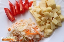 Шаг 2: Нарезаем картофель, помидоры и капусту …