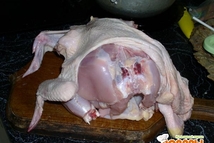 Шаг 1: С курицы аккуратно снять шкурку, …