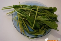 Шаг 3: В это время промывааем щавель: