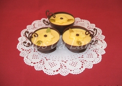 Рецепт: Манговое суфле в чашечках из шоколада