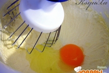 Шаг 4: и по одному вбиваем яйца, …