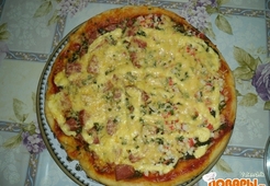 Пицца с грибами, колбасой и морепродуктами