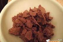 Шаг 8: разломайте ее на мелкие кусочки …