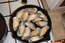 Шаг 2: Мидии промыть, выложить на сковороде: