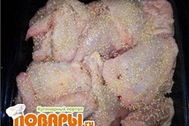 Шаг 2: Посыпаем солью, перчиком . выкладываем …