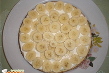 Шаг 4: На сметану выкладываем бананы, в …