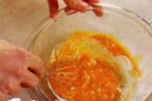 Шаг 4: Слегка взбейте венчиком, пока смесь …