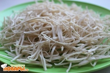 Шаг 3: Немного подсушенное тесто можно свернуть …