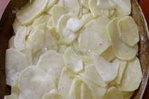 Шаг 5: Помидоры «прячем» под майонезную картошку.