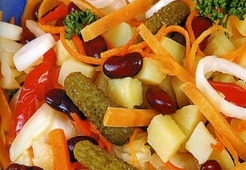 Овощной салат с корнишонами