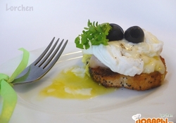 Рецепт: Тост с ветчиной, яйцом - пашот и маслинами