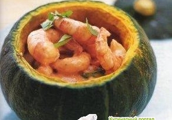 Рецепт: Сливочные креветки, запеченные в тыкве