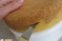 Шаг 7: Готовый бисквит разрезаем вдоль на …