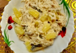 Рецепт: Салат куриный с ананасами (очень питательный)