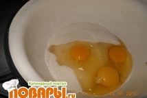 Шаг 1: Жидкий мед взбить с яйцами …