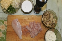 Шаг 2: Режем куриное филе маленькими кубиками, …