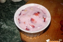 Шаг 3: Печенье и клубнику добавляем в …