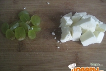 Шаг 1: Клубнику и виноград разрезать пополам, …